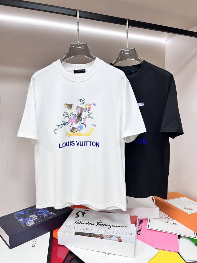 主推P220 Fendi 芬迪 2025春季独家专供新款潮男时尚休闲短袖T恤。春季新款休闲圆领短袖T恤衫，高端欧版原单潮流时尚精品！透气舒适度高，细节无可挑剔，