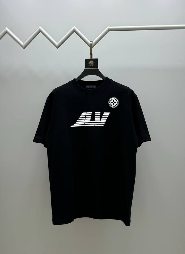 140（顶级版本 区别通货） 全年不下架，放心出售 款式：路易/Lv短袖T恤 面料：300克重双纱100%棉 罗纹：320克重索络纳1*1潮牌 工艺：高清印花