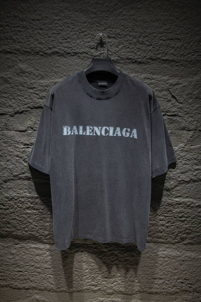 款号:5056# P120 balenciagass 抢购Zp开发定染面料色.印花 破洞版型. 采用32S/1*2精棉双纱平纹，260克；搭配32S/1*2精棉