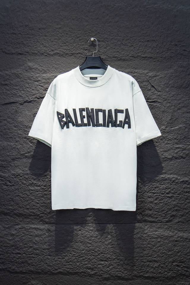 款号:5185# P120 balenciaga.25Ss 抢购Zp开发定染面料色.破洞.印花.水洗.做旧.版型. 采用32S/1*2精棉双纱平纹，260克；搭