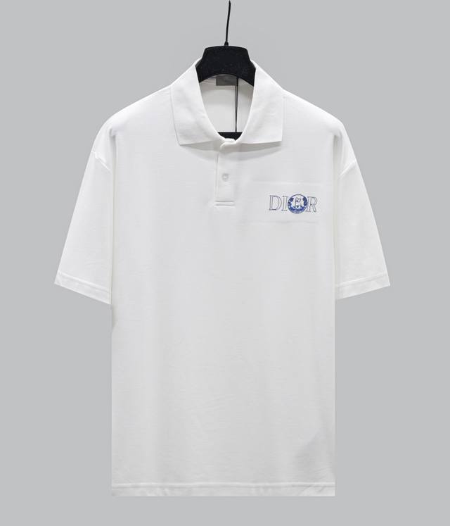 p140 (区别通货) | 新款Ing 这款 Polo 衫体现了本季 Dior 与 Hylton Nel 独家合作的标志。该款上衣采用白色棉质珠地网眼面料制成，