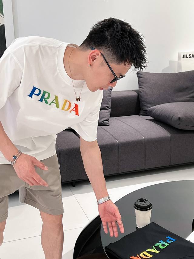 p230普拉达2025新工艺洗水割烂磨破春夏新款首发专柜最新款短袖圆领T恤 官网同款 高端订制 设计前卫时尚！品牌Logo重工艺设计 高端定纯棉面料.手感柔软.