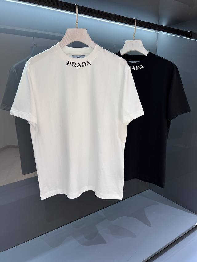p210 【新品】 领口字母 值得入手 简约时尚格调来自Pd的新秀丽作. 贸易渠道货品,为数稀少！ 2025Sspr*Da 饰带装饰标识设计拼接压胶男士圆领短袖