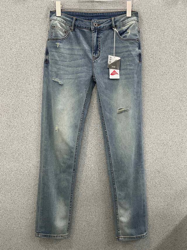 p250 Loew*24款轻薄冰凉牛仔裤，软甲绵+莱卡+高端Coolmax冰凉纱线，以工艺和面料为主导的一款牛仔裤，通体的辅料、面料之高级超乎想象，皆为意大利原