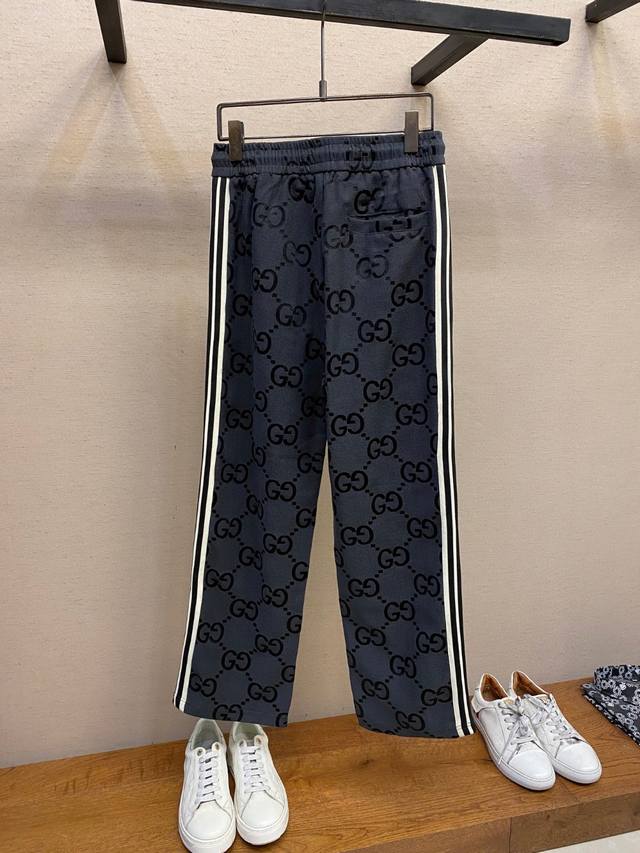 p230Gucci、男士休闲裤 最新款上身版型无敌正！ 绝对可以闭眼收的一款 此款裤子非常百搭，弹力腰围,日常上班 户外运动都可以穿着，是时尚休闲与户外运动的完
