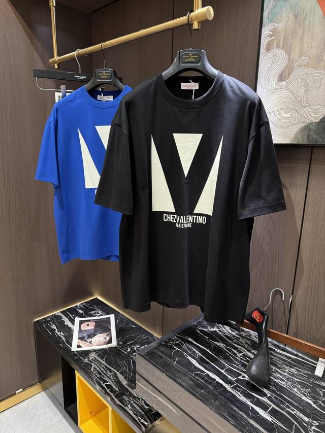 p330 Vltn2025 春夏新款短袖 整体上色泽较鲜明和光亮，手感顺滑揉软，悬垂感特强，质地自然柔软、贴身超级舒服，悬垂感特强！ t恤日常穿搭很自在很实用，
