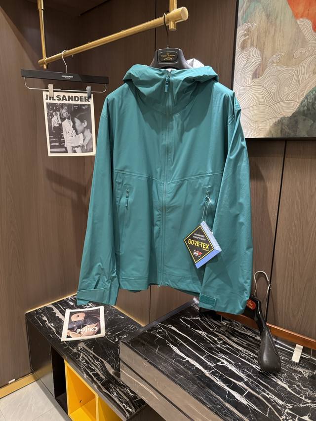 p650 始祖鸟 男款机能压胶Gore-Tex面料透气防水立裁解构轻量薄款连帽冲锋衣夹克 关于Brand： 隶属于最高端的Veilance商务系列，作为一个更加