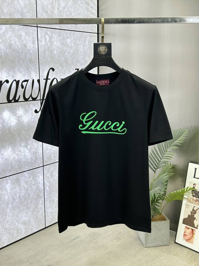 p180 Gucci（古驰） 25Ss春夏新品立体印花圆领短袖T恤，正面缀饰有Gucci品牌字母标识印花设计，打造男士基本款单品，为男士衣橱注入新意。采用80支