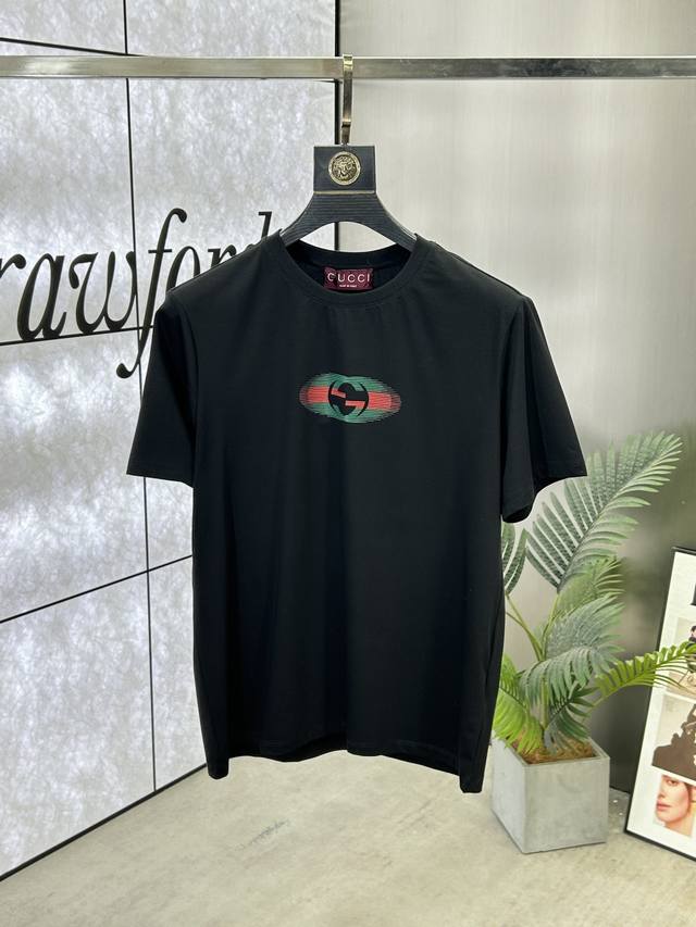 p180 Gucci（古驰） 25Ss春夏新品立体印花圆领短袖T恤，正面缀饰有Gucci品牌字母标识印花设计，后背3D叠层印花字母点缀，打造男士基本款单品，为男