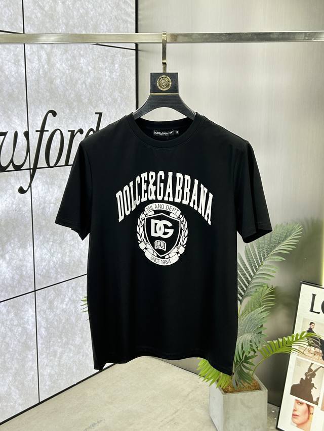 p180 Dolce&Gabbana (杜嘉班纳)25Ss春夏新品Dglogo植绒短袖T恤，正面缀饰Dg立体植绒印花设计，重新定义了不断演变的标志性风格，为男士