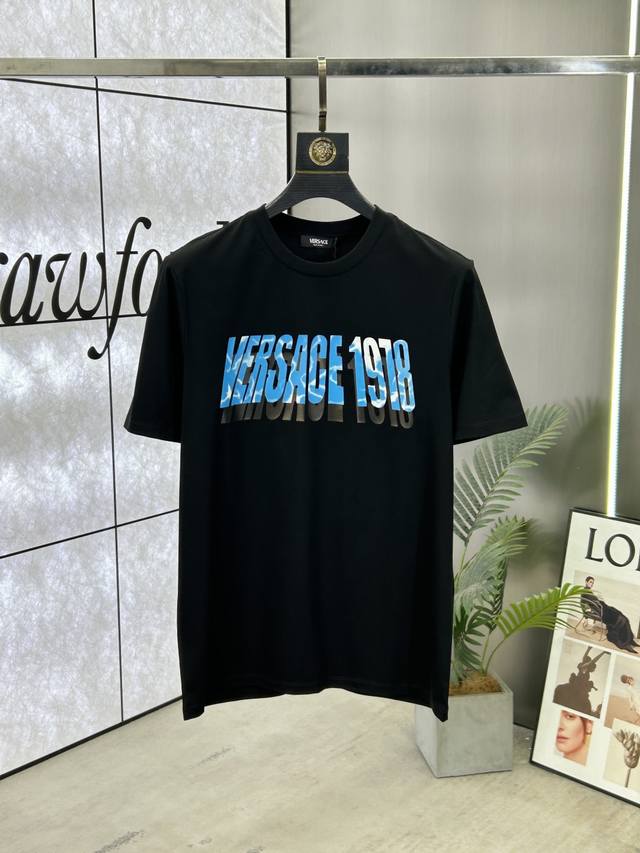 p180 Versace（范思哲) 25Ss春夏新品男士数码印花圆领短袖T恤，正面缀饰有抽象品牌标识数码印花设计，打造男士基本款单品，为男士衣橱注入新意。采用8