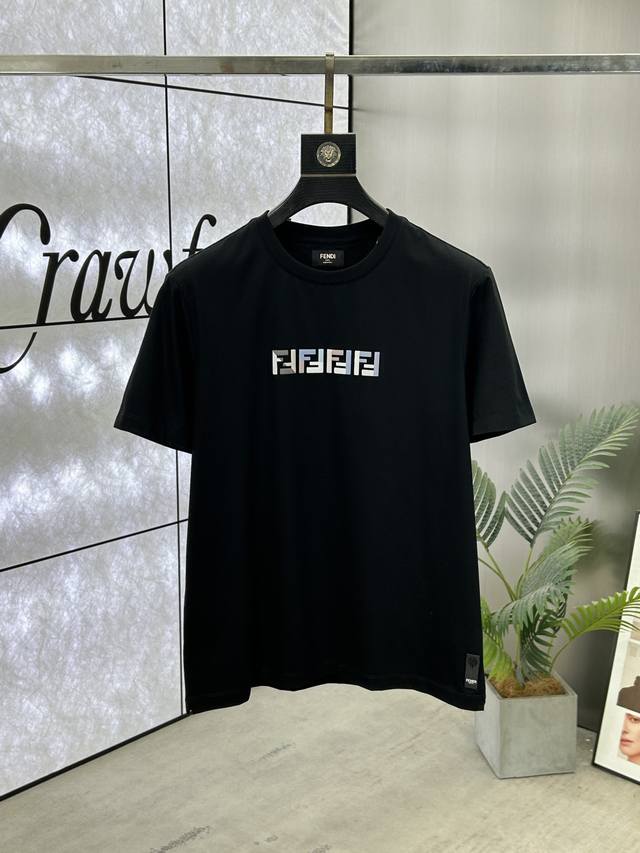 p180 Fendi（芬迪 ）25Ss春夏新品装饰泡芙工艺图案圆领短袖T恤，正面饰有Fendi品牌字母泡芙立体设计图案，描绘Fendi工匠所用的工具，演绎新季元