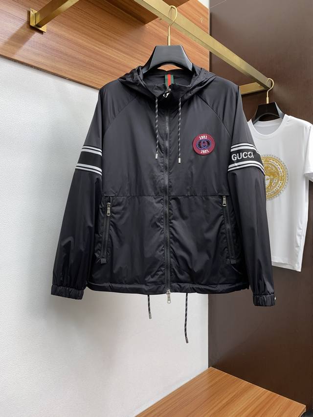 p420 25年春季新款夹克外套 上身挺括有型且具有易耐磨耐洗、不起球、色牢度高等特性，强度弹性纤维耐磨性高，外形搭配了品牌Logo条纹织带 各种小细节简约而不
