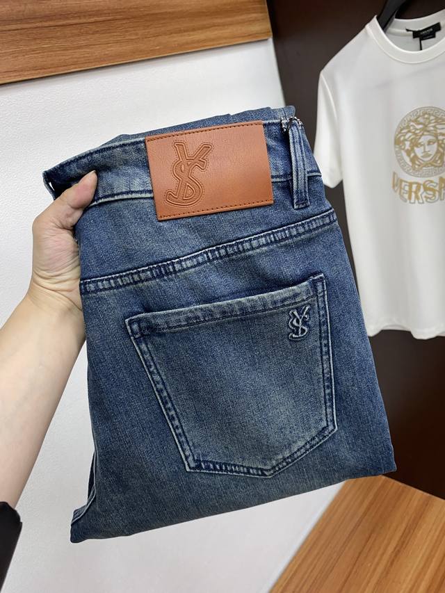 p250 圣罗兰 2025Ss春夏新品 原单男士修身牛仔休闲裤 纯血统品 G柜7000+ 每季必出的类型，无需质疑的热卖王牌单品，符合四季最佳的搭配色号 整体的