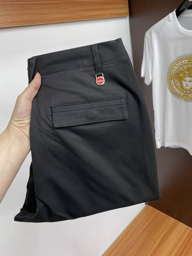 p230 Kiton 专柜新品同步上市。原单订制高品质时尚休闲裤。超级百搭款。独家定制面料，手感细腻柔软，贴身舒适，上身超有型！原版定制专柜最新五金辅料。超靓版