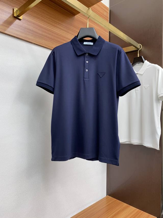 p330 普拉达 2025新款男士丝光棉翻领短袖Polo衫 经典商务男装衬衫领 Polo 进口棉质丝光面料呈现。轻盈柔软的面料经过成衣染色，营造出优雅纹理，原版