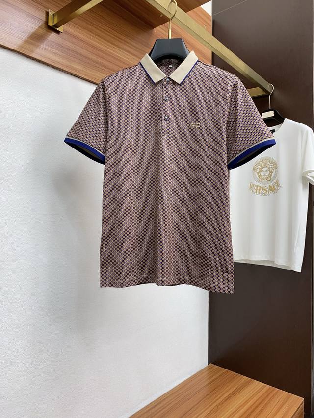 p230 菲拉格慕 25Ss夏季男士轻商务Polo 采用客供丝光混纺面料 满幅3D数码印花字母图案工艺构成 手感柔软舒适透气。。码数M-3Xl