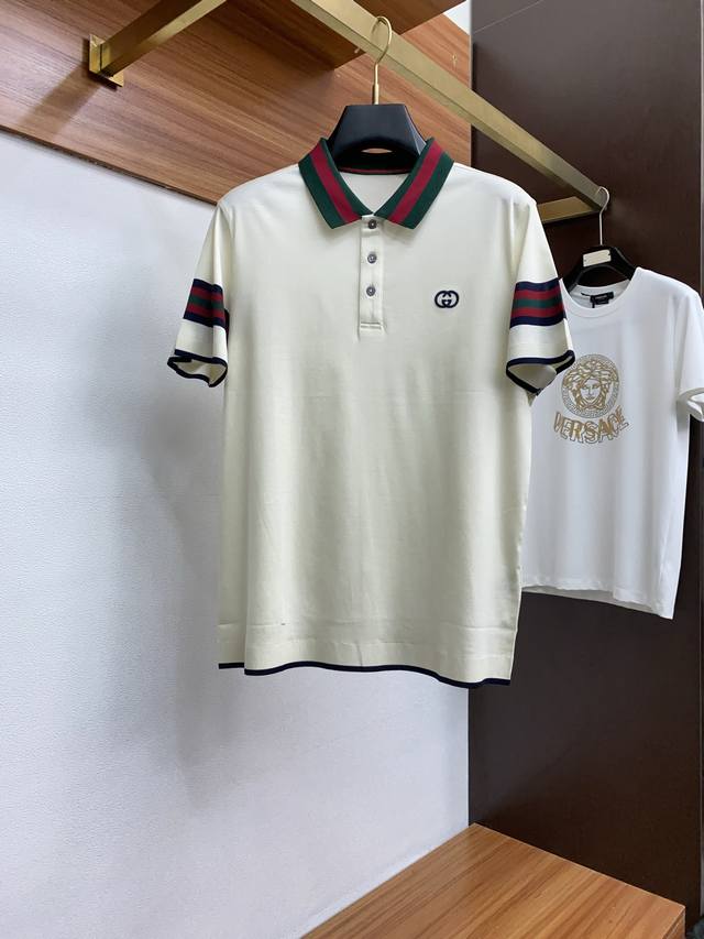 p300 古奇 2025新款男士针织翻领短袖Polo衫 经典商务男装衬衫领 Polo 衫天丝长绒棉面料呈现。轻盈柔软的面料经过成衣染色，营造出优雅纹理，一体齐脚