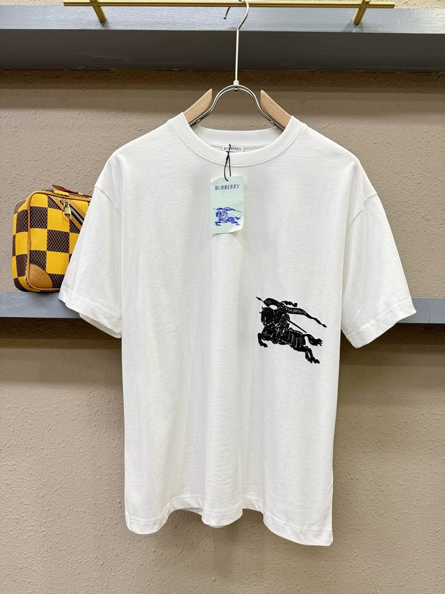 p180 Burberry巴宝莉 2025春夏新款短袖T恤！走秀图案时尚休闲短袖T恤衫！设计Logo设计！极具设计精选客供100%全棉面料，手感柔软亲肤，着身舒