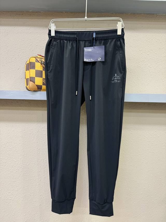 p310 Prada 普拉达 2025新品爆款休闲裤，定制进口面料，柔软舒适有质感，原版五金配件，非常炫酷细节处理精致，上身效果超级无敌赞，潮流百搭。尚选面料匠