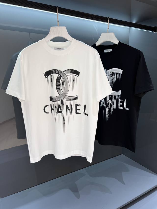 p210 【新品】 时尚限量款小香短T, 凸显质感,优雅演绎夏日时尚. 2025夏季Ch*Nel Cc标识设计印花廓形圆领短袖T恤经典的双C具备超级无敌魅力,高