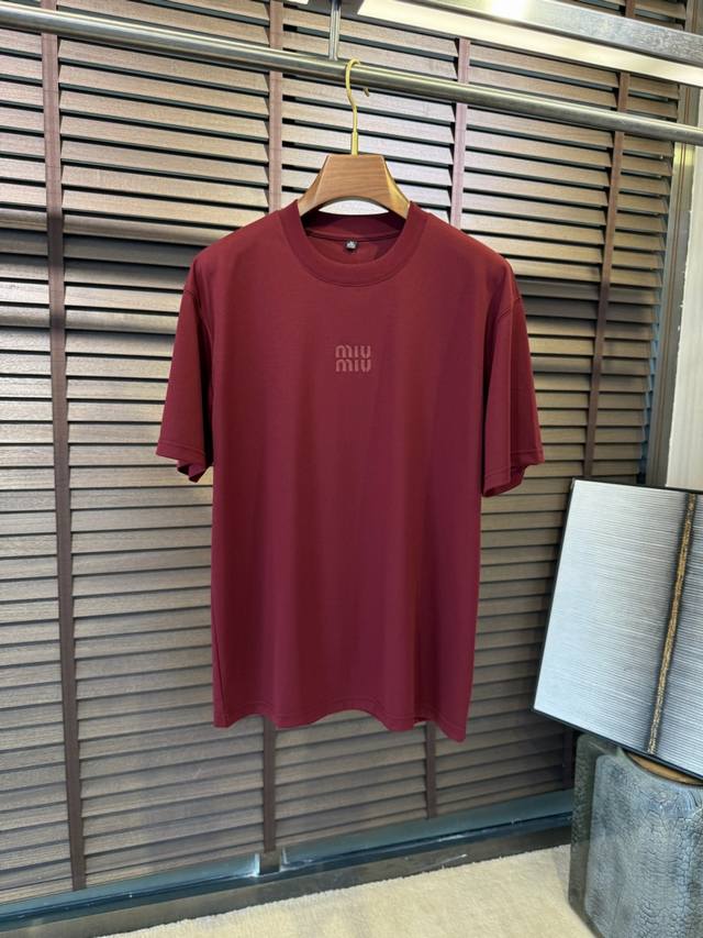 p160 Miumi&谬2025Ss新款圆领短袖T。采用定制高支数棉混纺面料，自带清凉感，抗皱吸汗速干，上身舒适有型；定制圆领，不易变形；胸前饰以品牌Logo图
