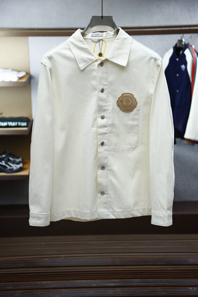 p360 dior 迪奥 25Ss春夏季系列新品 Dior刺绣徽标米白色牛仔衬衫外套 这款衬衫采用米白色棉质牛仔布精心制作，胸前左侧饰以Dior彩色刺绣补丁，背