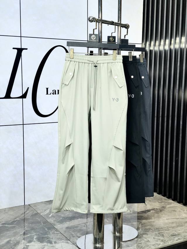 p270。Y-3。2025春夏季新款休闲工装裤 时尚休闲 休闲版型 微弹力面料 面料舒适柔软，突破常规牛仔的面料手感，不闷热，舒适感极佳。随意百搭 久洗不变形