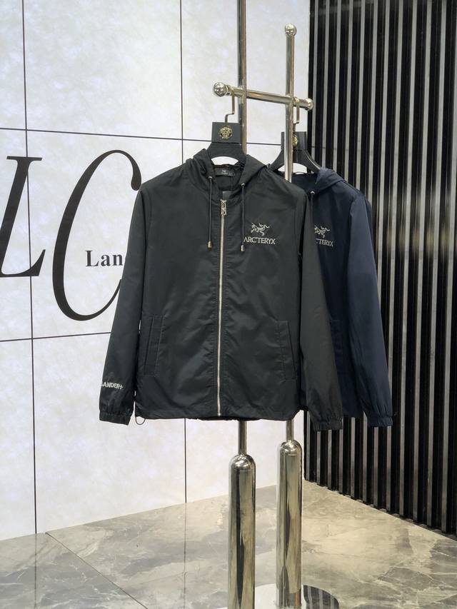 。P340。始祖鸟。25早春新品发售夹克外套，休闲日常穿搭！上身修饰身形、将时装美学和新都市商务休闲概念完美融合，通体将意式的极简、干练和户外功能性风格极致诠释