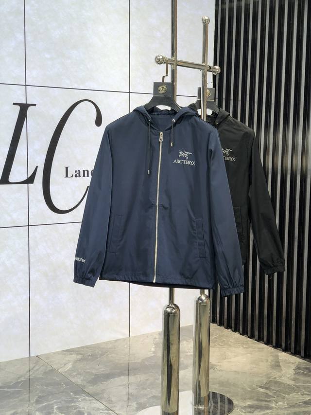 。P340。始祖鸟。25早春 25早春新品发售夹克外套，休闲日常穿搭！上身修饰身形、将时装美学和新都市商务休闲概念完美融合，通体将意式的极简、干练和户外功能性风
