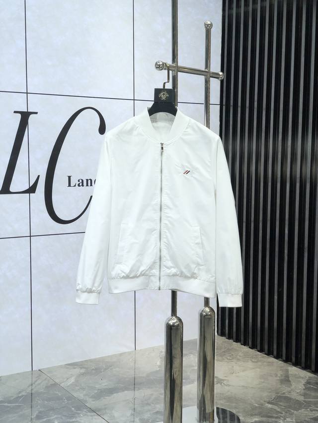 。P310。Tb。25早春新品发售夹克外套，休闲日常穿搭！上身修饰身形、将时装美学和新都市商务休闲概念完美融合，通体将意式的极简、干练和户外功能性风格极致诠释，