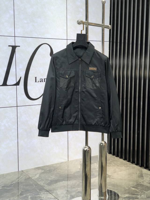 。P340 Lv。25早春新品发售夹克外套，休闲日常穿搭！上身修饰身形、将时装美学和新都市商务休闲概念完美融合，通体将意式的极简、干练和户外功能性风格极致诠释，