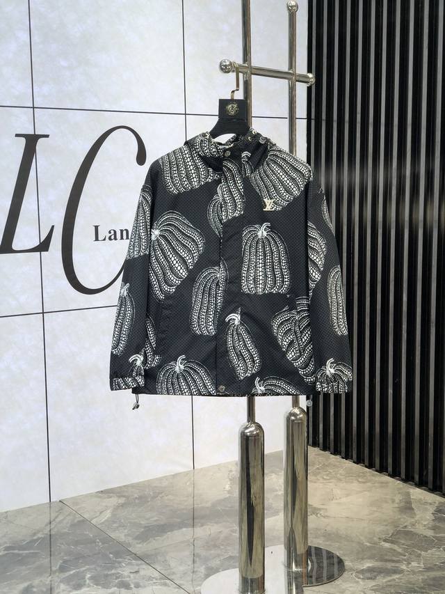 。P340。Lv。25早春新品发售夹克外套，休闲日常穿搭！上身修饰身形、将时装美学和新都市商务休闲概念完美融合，通体将意式的极简、干练和户外功能性风格极致诠释，