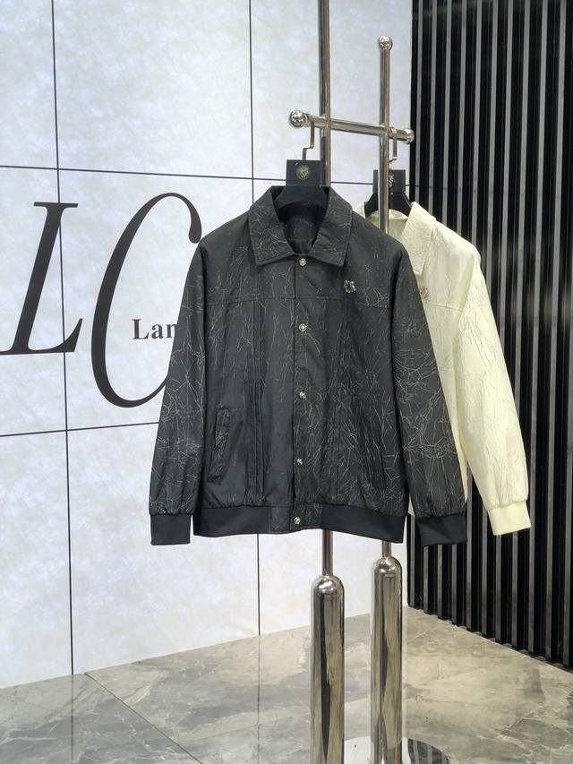 。P340。Dior。25早春新品发售夹克外套，休闲日常穿搭！上身修饰身形、将时装美学和新都市商务休闲概念完美融合，通体将意式的极简、干练和户外功能性风格极致诠