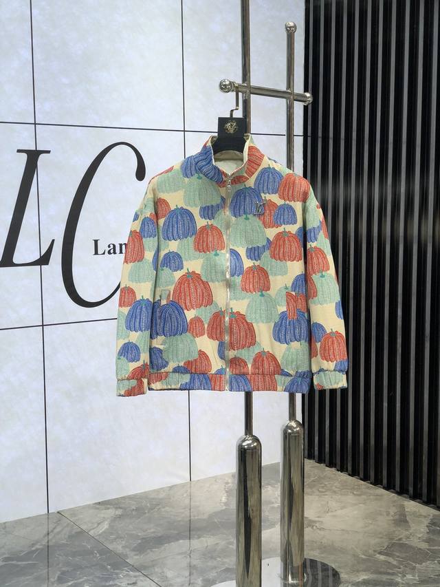 。P340。Lv 。25早春新品发售夹克外套，休闲日常穿搭！上身修饰身形、将时装美学和新都市商务休闲概念完美融合，通体将意式的极简、干练和户外功能性风格极致诠释