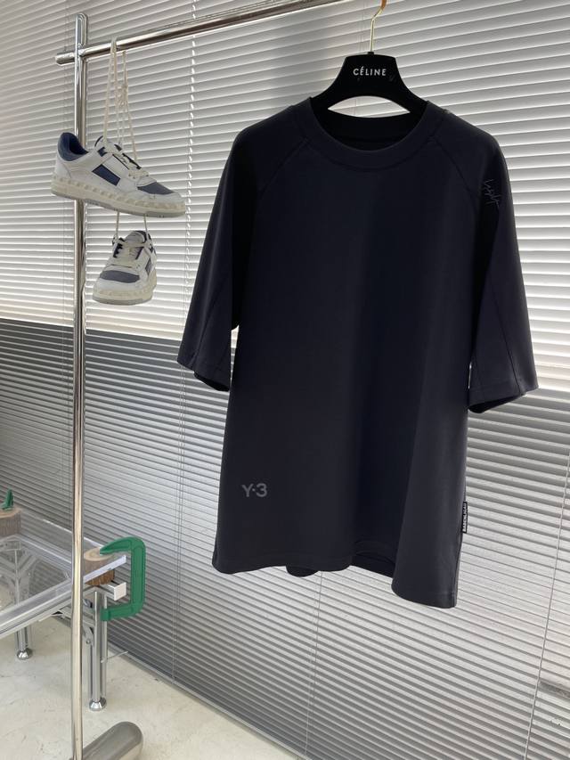p230 -Y-3 2025春夏短袖系列 尺码: M-5Xl 版型：微阔版型 克重：230克重 潮棉平纹面料 成份：100%棉 面料纹路平整 手感棉柔细腻 工艺