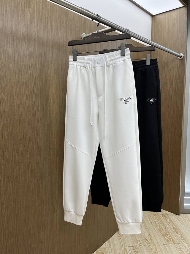 p260 Pd 2540 春夏休闲裤子 美学的焕新诠释,演绎浓郁的格调型时尚风范,细节感和设计感强悍.经典品牌标识做为色彩搭配,演绎经典的品牌时尚,为整体造型增
