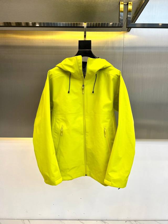 p510 lululemon 新款男子压胶冲锋衣，此款延续了款式的经典，略微有所改动！！自然简约帅气！ 面料采用Stretchseal技术面料，防风防雨透气，带