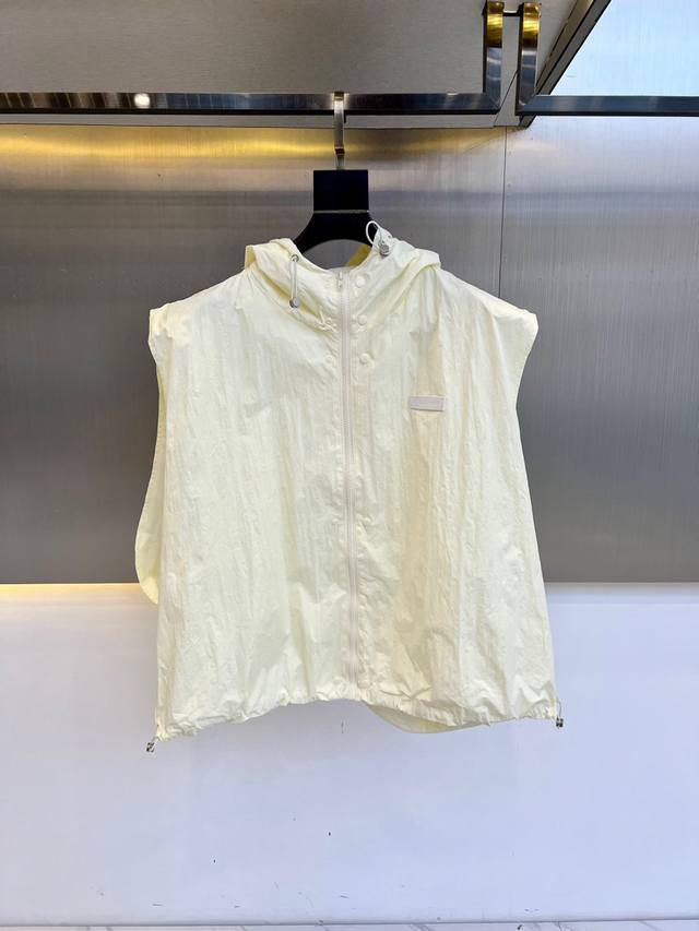 p340 lululemon露露、25Fw户外运动登山系多口袋战术工装马甲。口袋设计时尚元素 机能感满满，定制高密度尼龙面料 面料光泽服硬挺度还原，四季可搭 高