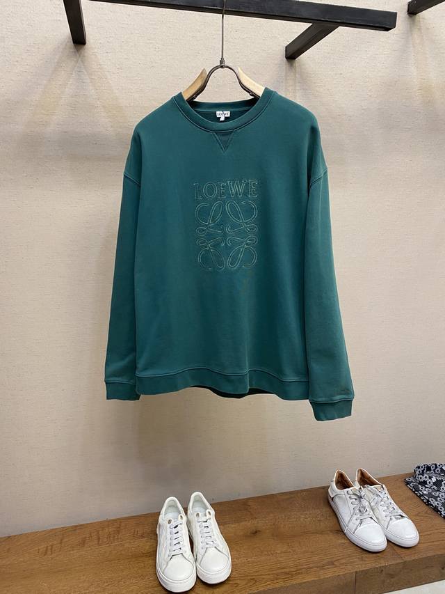 p310Loewe，Loe锯齿线贴布圆领卫衣 发售色系：绿色、灰色 原,800购买；中克重棉质回圈抓绒面料、胸前饰有激光切割贴花、宽松版型、标准长度、罗纹针织衣