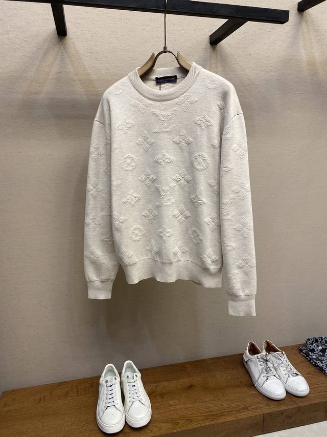 p380 1V 25Ss新款套头衫延续 25 春夏秀场的柔和色调，为棉质针织融入 Safari Monogram 图案，呈现别致压纹效果。轻盈设计成就春日佳选，