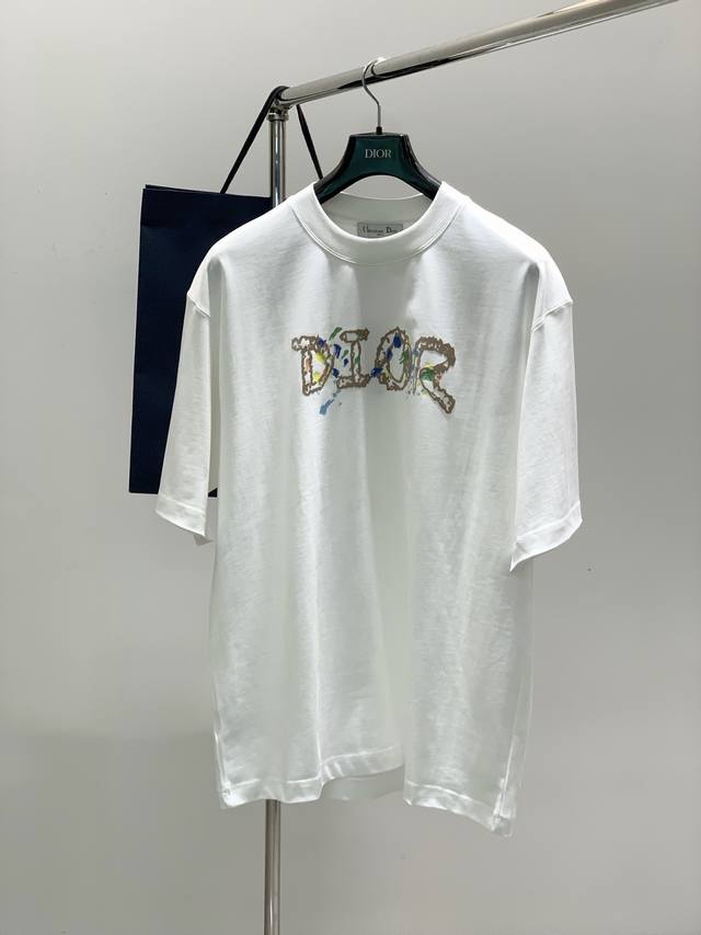 p210，Dior 迪奥， 2025春夏新品，专柜同步有售，简约时尚休闲圆领短袖T恤，原版进口面料，舒适透气，顶级印花工艺字母图案Logo，档次极高，独特设计，