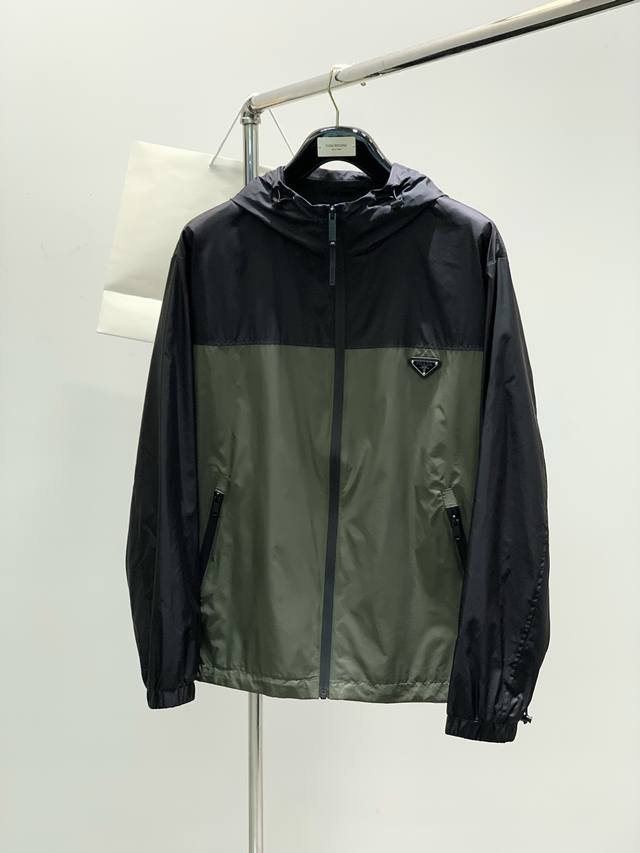 p510，Moncler 蒙口，2025春季最新品，专柜同步有售，原单狠货，时尚休闲连帽外套，上身舒适！吸睛而有亮点，采用进口原版面料，顶级印花刺绣工艺字母图案