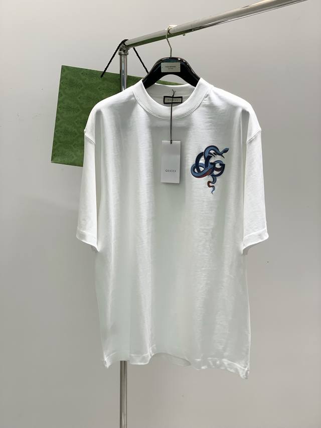 p220，Gucci 古驰，2025春夏最新款，专柜同步有售，原单狠货，时尚休闲圆领短袖T恤，上身很有特点！吸睛而有亮点，进口原版面料，顶级印花工艺字母图案装饰
