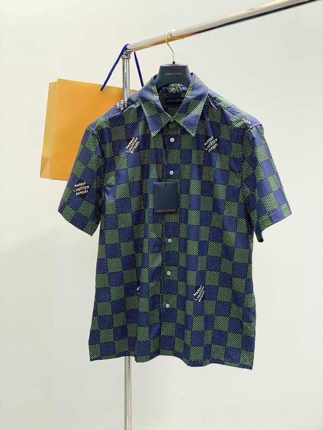 p290，Louisvuitton 路易威登，2025夏季最新款，专柜同步有售，原单狠货，时尚休闲短袖衬衫，上身很有特点！吸睛而有亮点，进口原版面料，顶级印花工