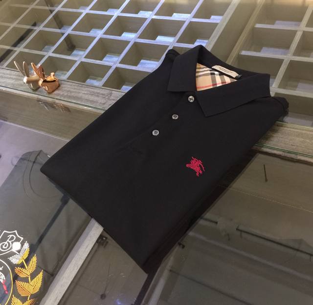 P250B家贸易公司订单 重磅推荐！2024Aw秋冬贵公子风范演绎出的贵族气质 奢侈品牌 极简主义大气商务休闲长袖翻领衫 采用丝光珠地棉混纺面料 厚度适中 超柔