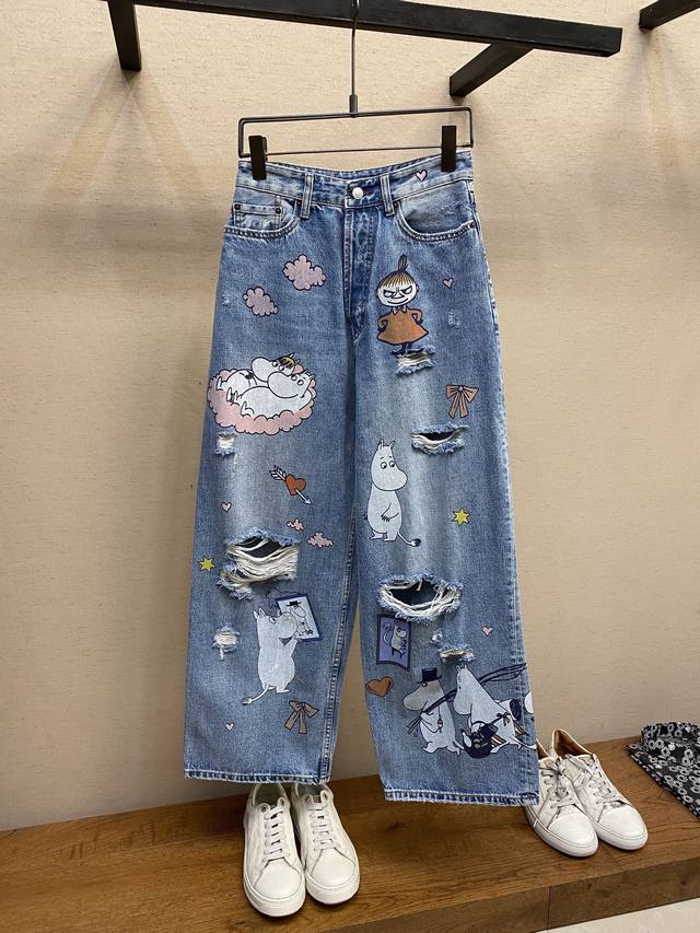 p450 Acne Studios X Moomin 卡通印花牛仔裤 水洗牛仔面料 全身定位卡通印花 水洗做旧破洞效果 后背饰有品牌标识皮饰 钮扣开合 男女同款