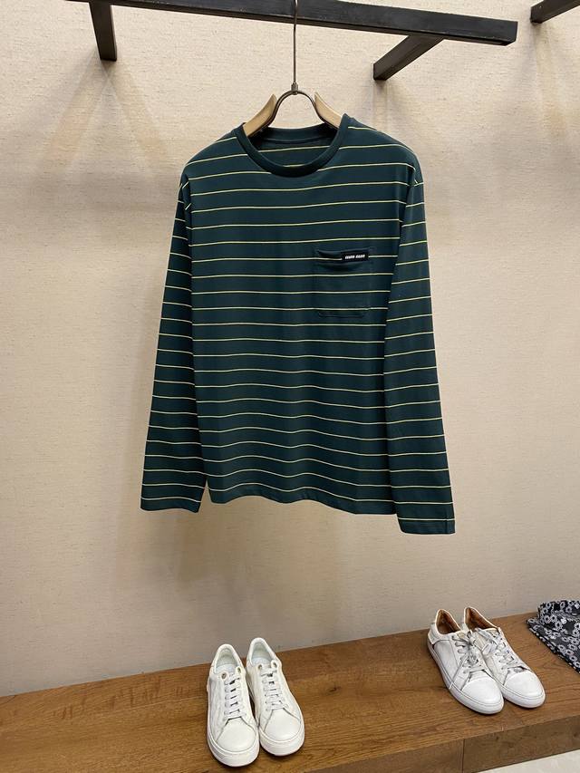 p280Miumiu 条纹撞色长袖 定制奢华60支双股高密条纹料，胸前口袋饰以品牌标志作点睛之笔，人体学立体裁剪。 砂轮打磨技术，处理衣物领口边缘的精细工艺，通