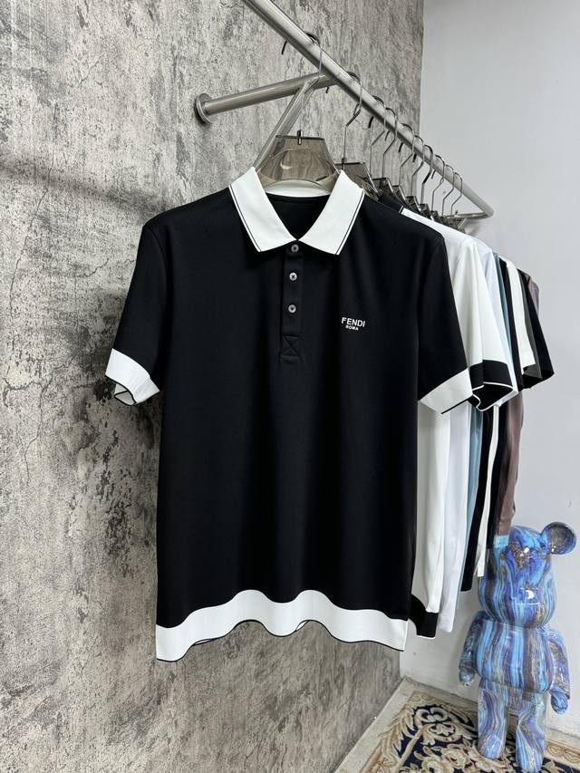 p320 25春夏爆款来袭[烟花] F家高品翻领T恤衫，1:1高端复刻，休闲版型。一线代工厂出品，本款选用冰丝棉拉架罗纹起脚，左胸口前Logo装饰 ，面料底部无