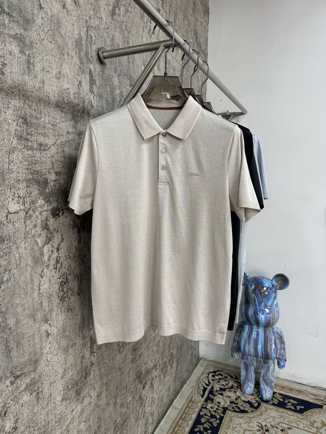 p320 25春夏爆款来袭[烟花] Z家高品翻领T恤衫，1:1高端复刻，商务版型。一线代工厂出品，本款选用冰丝棉拉架平纹起脚，左胸口前Logo装饰 ，面料底部无